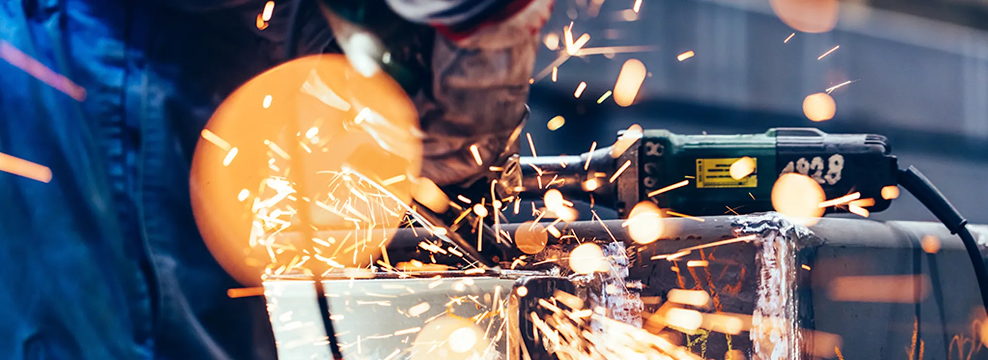 Processo industrial com faíscas em ambiente de fabricação