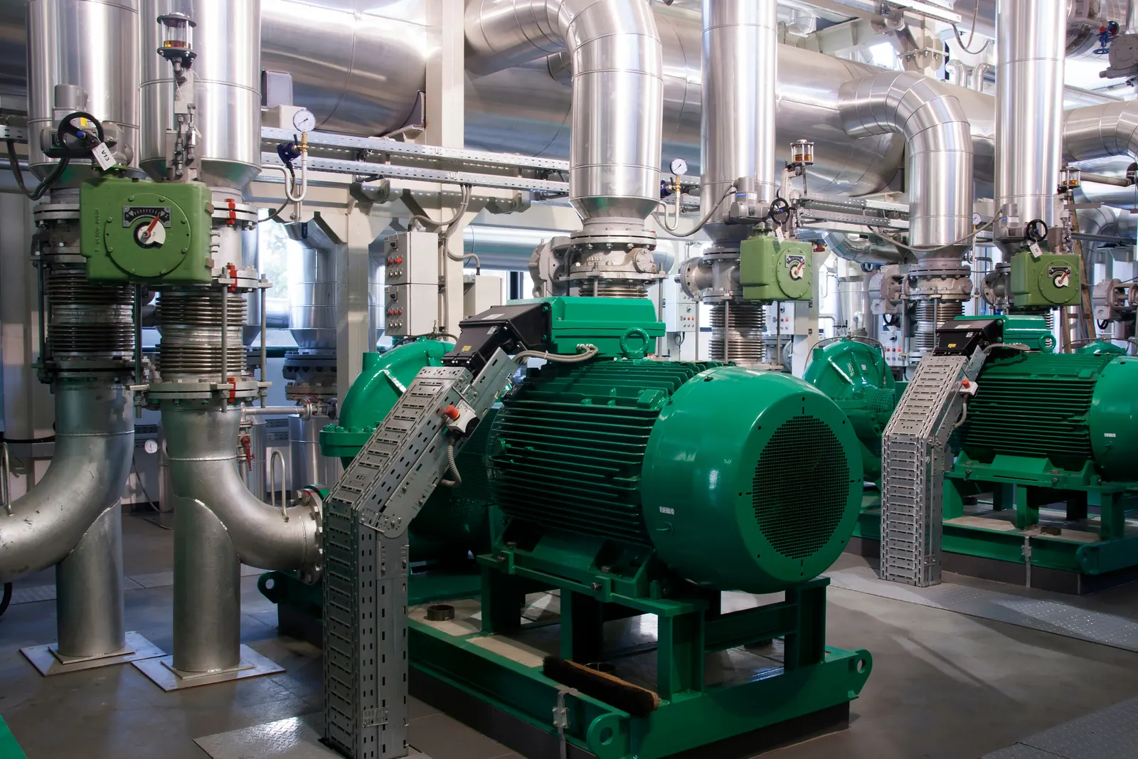 Instalação industrial com tubulações e equipamentos