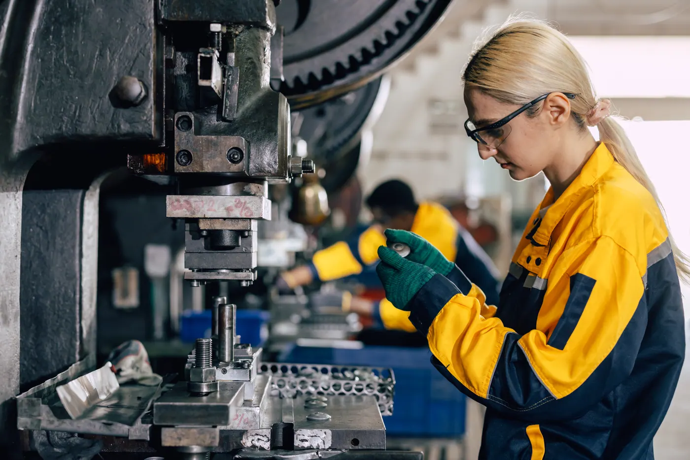 Profissional atuando na manutenção de equipamento industrial